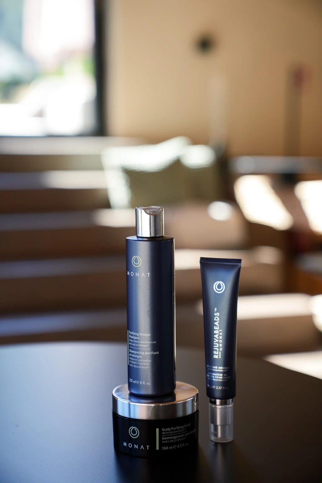 MONAT Shampoo und Pflege auf einem Tisch im warmen Licht
