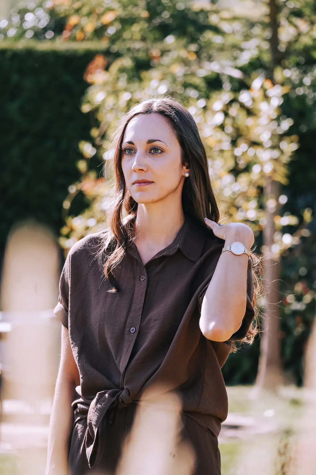 Sophie im Garten, Hand im Haar