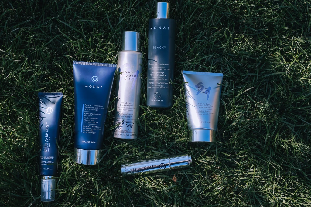 MONAT Produkte als Flatlay im Gras